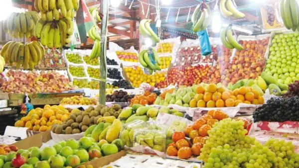 سعر الفاكهة اليوم يعيد التوازن مع تراجع أسعار الفراولة واستمرار ارتفاع التين في السوق الشتوية
