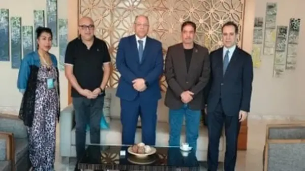 سفير مصر بالكويت يزور بعثة منتخب الشطرنج للاطمئنان على أداء اللاعبين في البطولة العربية