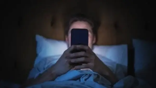 سلوكيات غير متوقعة.. دراسة تكشف نسب استخدام الأمريكيين للهاتف في أماكن خاصة ومنوعة