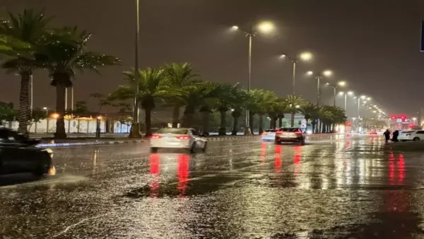 سيول وبَرَد يغلقان طرق ينبع والأودية تشهد تدفقاً مائياً مكثفاً