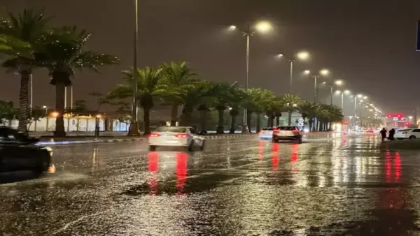 سيول وبَرَد يغلقان طرق ينبع والأودية تشهد تدفقاً مائياً مكثفاً