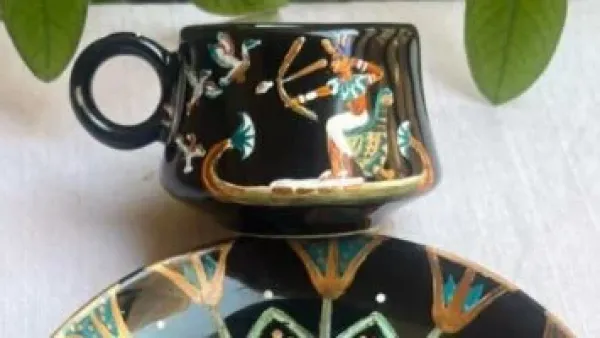 شغفها بالتاريخ الفرعوني يدفع مهندسة مصرية لنقش تفاصيله على أكواب نستخدمها يوميًا