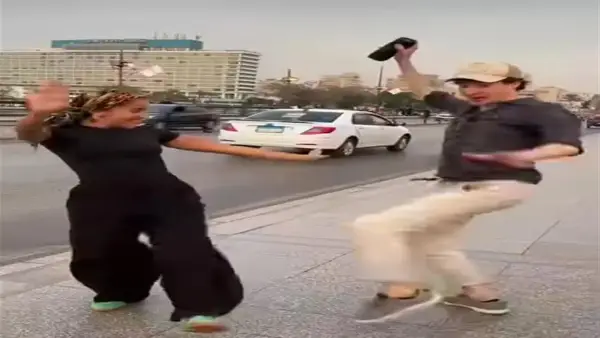 صانع المحتوى الأجنبي Ed People يلهب منصات التواصل برقصة عفوية على كوبري قصر النيل في القاهرة