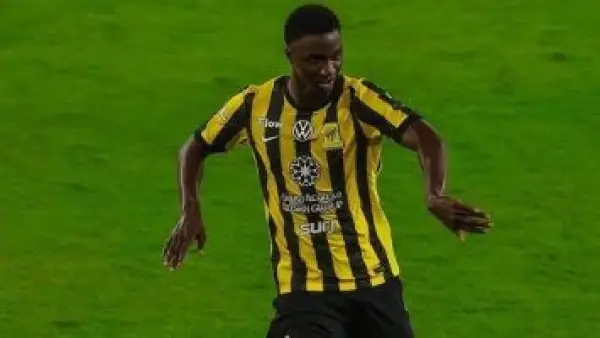 صفقة شتوية مرتقبة.. الأهلي يفاوض مهاجم أوجسبورج لدعم هجوم الفريق في يناير