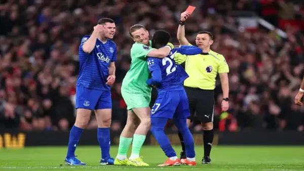 طرد لاعب مان يونايتد بعد اعتدائه بالصفع على زميله خلال مواجهة إيفرتون