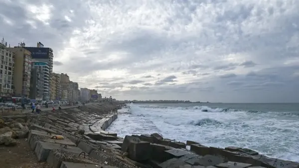 طقس الإسكندرية غدًا يشهد استقرارًا نهارًا وبرودة شديدة ليلًا