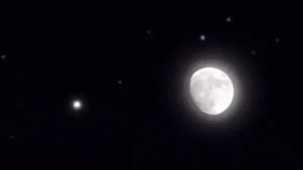 ظاهرة فلكية.. القمر في طور التربيع الأول اليوم ونصف قرصه مضاء بنسبة 50%