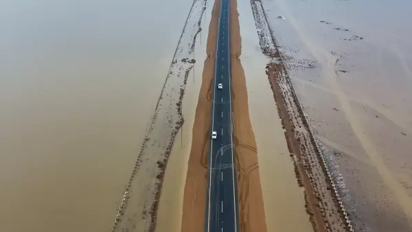 ظاهرة نادرة بشقراء.. بحيرة ساحرة تتشكل وسط الرمال في ساعات قليلة