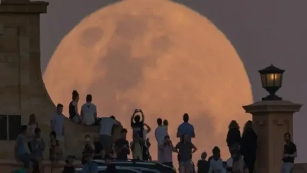ظهور القمر العملاق في 2025 يضيء سماء العالم العربي ويكشف تأثيراته الفلكية