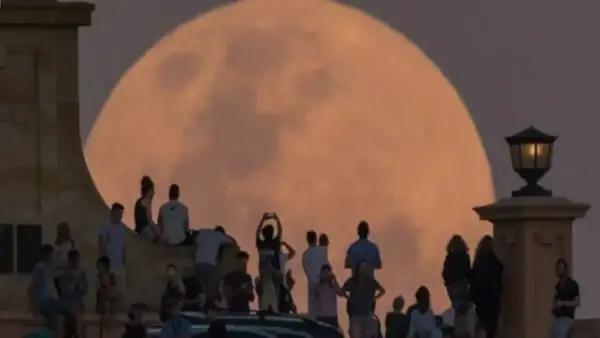 ظهور القمر العملاق في 2025 يضيء سماء العالم العربي ويكشف تأثيراته الفلكية