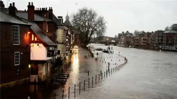 عاصفة برام تجتاح 4 دول برياح تصل إلى 90 ميلاً في الساعة وتحذر من فيضانات عنيفة في المملكة المتحدة