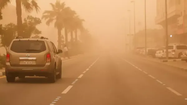 عاصفة ترابية كثيفة تغطي شوارع المملكة وتؤثر على حركة المرور والأنشطة اليومية