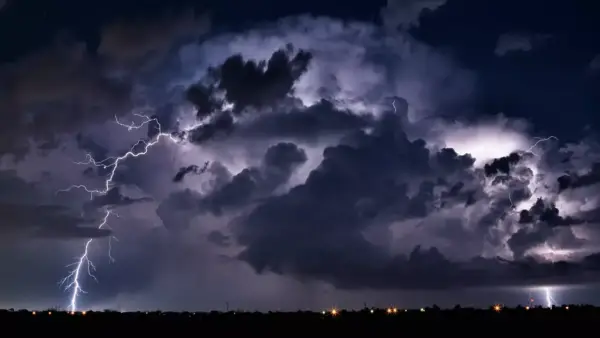 عاصفة جوية شاملة تضرب 9 مناطق بالمملكة تسبب ثلوجًا وصواعق حتى منتصف الليل