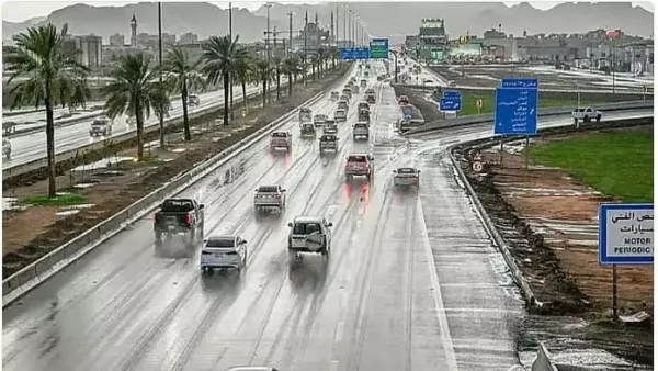 عاصفة مدمرة تضرب 8 مناطق في المملكة مع أمطار رعدية وبرد كثيف يعيق الرؤية