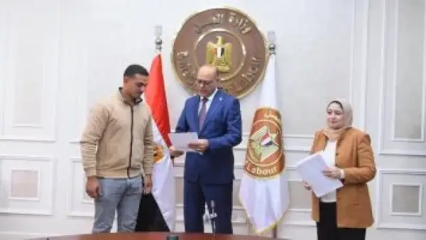 عقود الأردن والإمارات.. وزير العمل يسلم دفعة جديدة للشباب بفرص عمل متنوعة