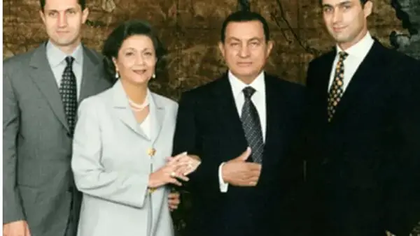 علاء مبارك ينهي الجدل برسالة حاسمة دفاعًا عن والدته سوزان مبارك.