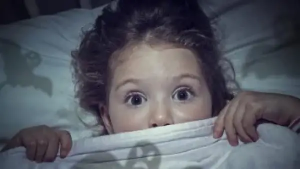 عندما يتحول الظلام إلى عدو.. هكذا يدمر رهاب الليل جودة نومك وحياتك اليومية.