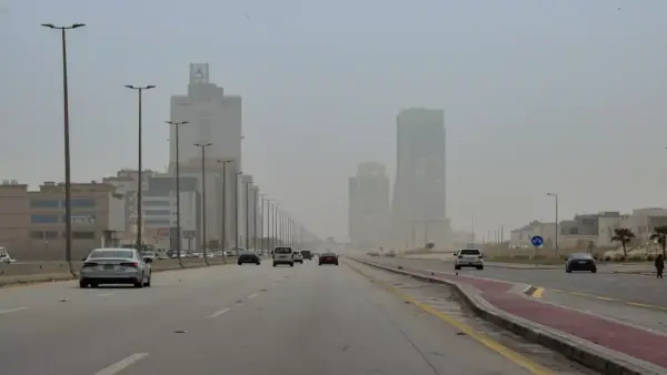 عواصف ترابية شديدة تجمّد الحركة وتعطل الرؤية في الشرقية وتفرض قيوداً على حياة السكان