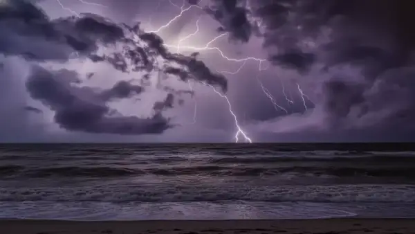 عواصف رعدية ورياح تعصف بأربع مناطق مع تجاوز سرعة الرياح للحدود القانونية في المدن