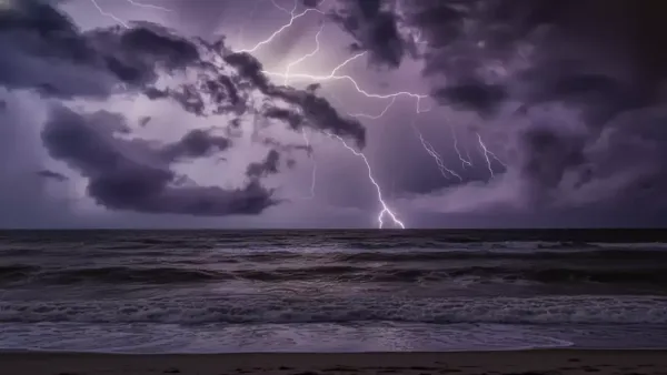 عواصف رعدية ورياح تعصف بأربع مناطق مع تجاوز سرعة الرياح للحدود القانونية في المدن