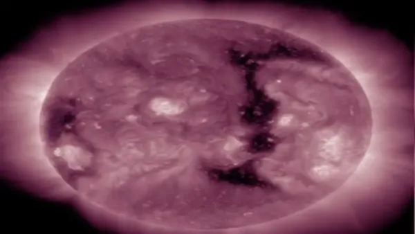 عواصف مغناطيسية تضرب الأرض بسبب ثقب إكليلي واسع في الغلاف الجوي للشمس