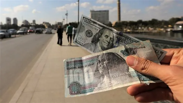 فجوة سعر الدولار تتسع.. تراجع رسمي في البنوك يقابله اشتعال بالسوق الموازية.