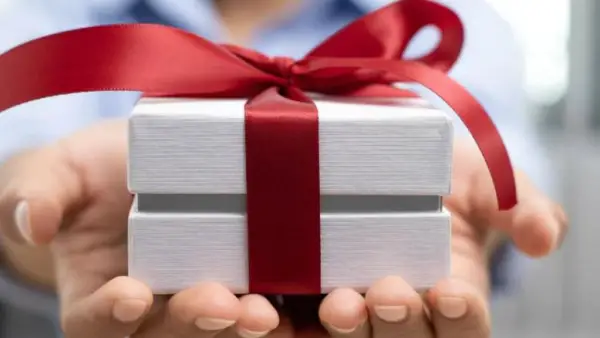 فن الإتيكيت.. كيف ترد بذكاء عند استلام هدية لم تنل إعجابك؟