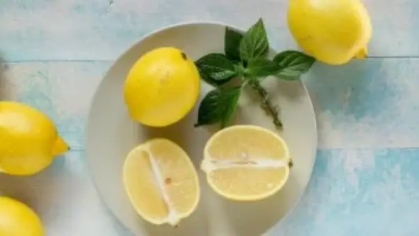 فوائد الليمون التي تتخلص منها يوميًا.. القشرة أغنى من العصير لتقوية المناعة.