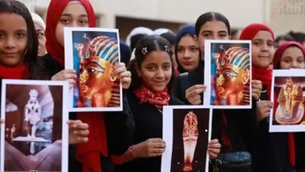 في مشهد يعبر آلاف السنين.. طالبات مصريات يستحضرن عظمة ملوك مصر القديمة