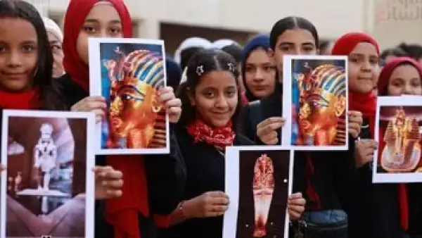 في مشهد يعبر آلاف السنين.. طالبات مصريات يستحضرن عظمة ملوك مصر القديمة