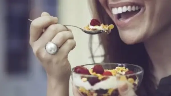 قائمة الـ100 سعر حراري: 20 وجبة خفيفة تمنحك الطاقة وتكبح شهيتك.