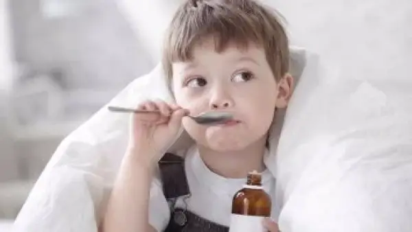 قبل أن تعطيه لطفلك.. أطباء يوضحون متى يتحول دواء الكحة إلى خطر حقيقي