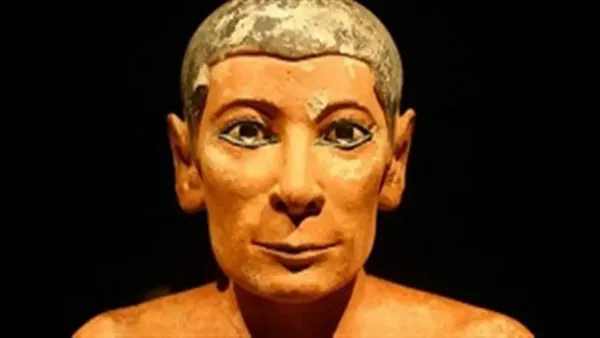 قطع أثرية مصرية نادرة في متحف اللوفر تواجه خطر التلف بعد تلف 400 كتاب منها