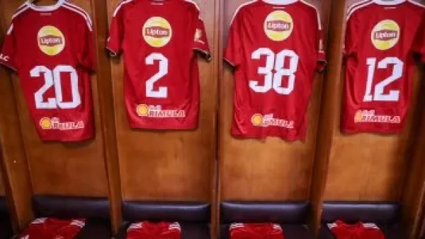 قمصان اللاعبين تصطف.. غرفة ملابس الأهلي في كامل الجاهزية قبل لقاء بتروجت