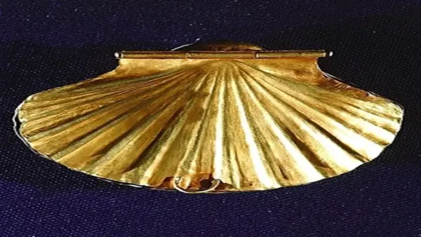 قوقعة ذهبية بمصر القديمة تكشف براعة فنية أسبق من الأهرامات بألفي عام