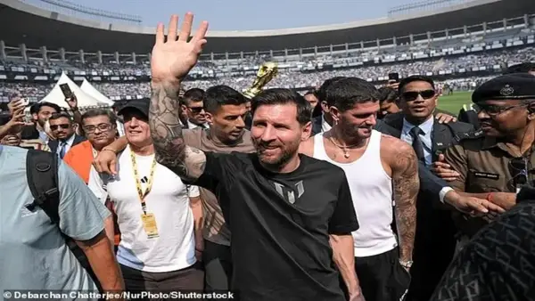 كارثة استقبال ميسي في الهند: اقتحام مشجعين غاضبين وتحطيم ملعب سولت ليك