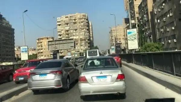 كثافات متوسطة للسيارات تؤثر على حركة المرور في طرق القاهرة والجيزة