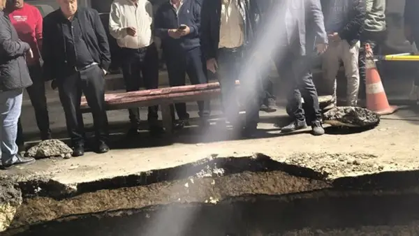 كسر خط مياه قطر 1000 مم أمام مستشفى أم المصريين بالجيزة يوقف ضخ مياه الشرب ويهدد الإمدادات