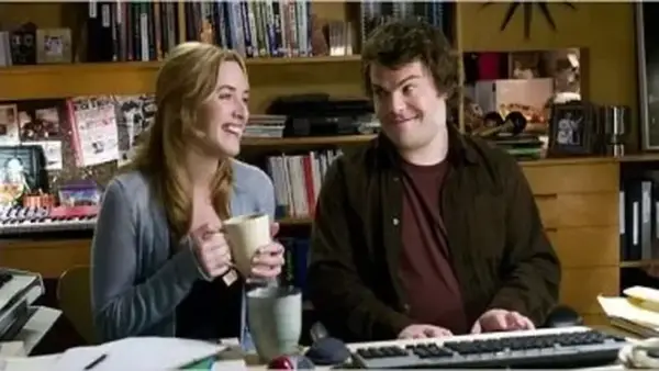 كيت وينسليت تكشف أن فيلم الكريسماس المفضل لدى المعجبين يختلف عن تايتانيك