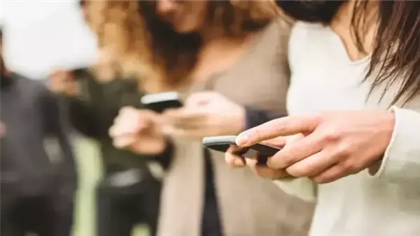 كيف تؤثر الإشعارات على تركيزك وتدفعك لفتح الهاتف بلا سبب؟