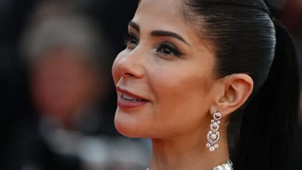 كيف تخلع منى زكي عباءة أم كلثوم لترتدي ثوب الكوميديا مع هنيدي؟