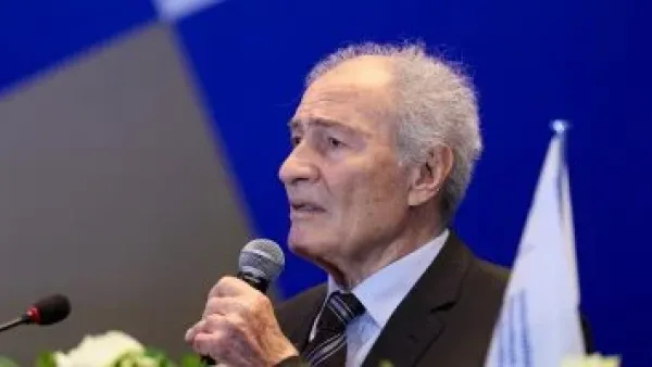 حسن مصطفى "كبير" كرة اليد العالمية بعد فوزه للمرة السابعة برئاسة الاتحاد الدولى