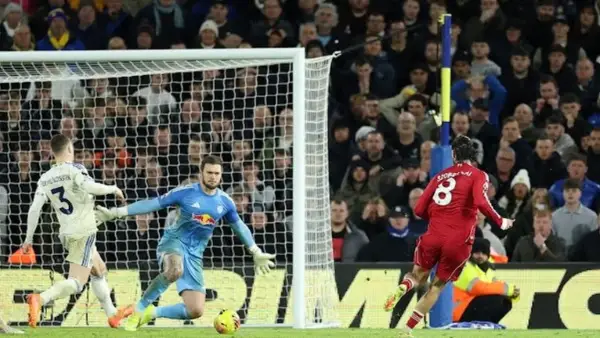 ليفربول يعبر ليدز بثلاثية ويؤكد تفوقه في الجولة الخامسة عشر من الدوري الإنجليزي