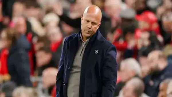 ليفربول يواجه أزمة حقيقية بعد رباعية آيندهوفن وتأثيرها على مستقبل المدرب سلوت