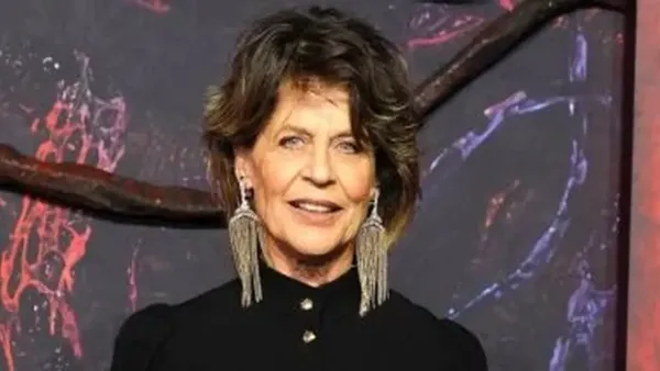 ليندا هاميلتون ترفض هوس هوليوود بالشباب وتطرح نظرتها الواقعية للتقدم في العمر