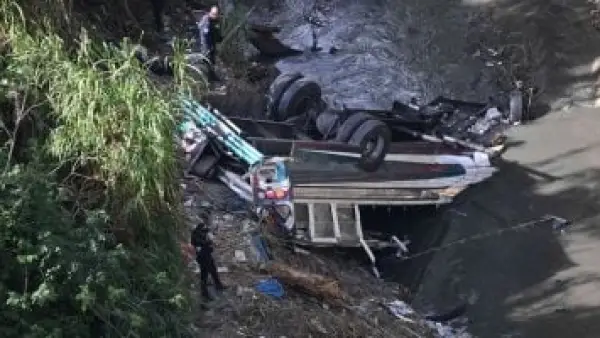 مأساة في جواتيمالا.. سقوط حافلة داخل وادٍ ينهي حياة 15 شخصًا ويخلف جرحى