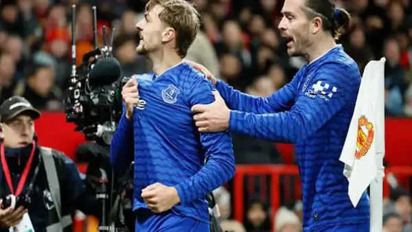 مانشستر يونايتد ينهار بعشرة لاعبين ويخسر 0-1 أمام إيفرتون على «أولد ترافورد»