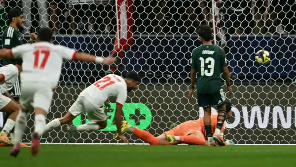 مباراة المنتخب السعودي والإمارات في كأس العرب 2025 تُبث عبر هذه القنوات وقنوات البث المباشر الموثوقة