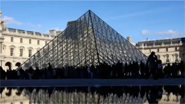 متحف اللوفر يواجه أزمات متكررة بين الإضرابات ومشكلات البنية التحتية تعطل استقبال ملايين الزوار