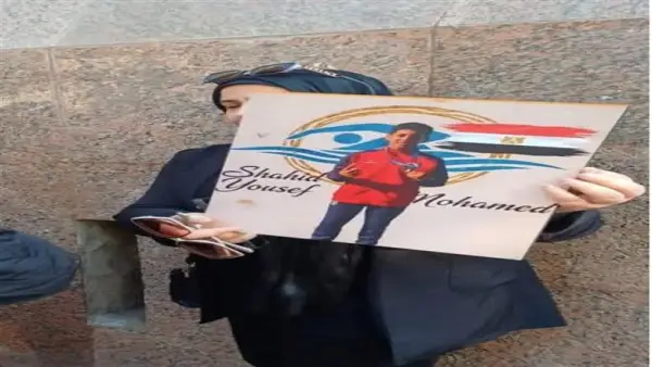 محاكمة قتلة يوسف.. والدة السباح ترفع صورته أمام القضاء في مشهد مؤثر